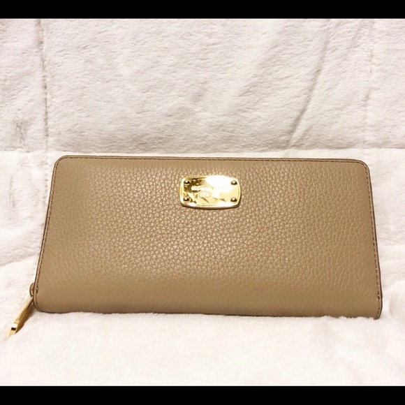 MICHAEL Michael Kors Handbags - Authentic NWT MK Jet Set Leather Wallet